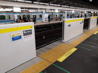 西船橋駅の総武線ホームにホームドア その1